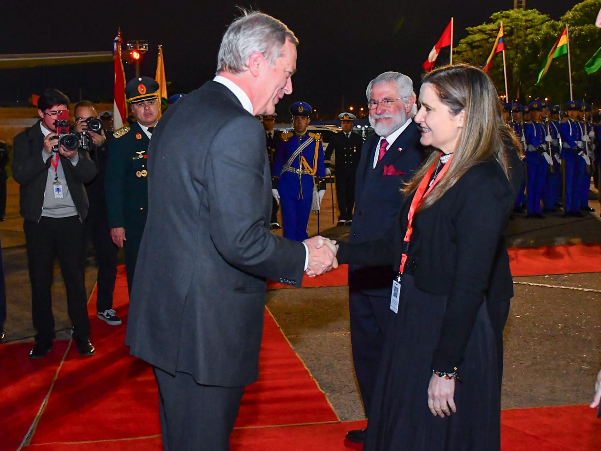 Fotografía cedida este 29 de junio por el Ministerio de Relaciones Exteriores de Paraguay en la que se captó a la vicecanciller, Patricia Frutos (d), al recibir al presidente de Chile, José Antonio Kast, en Luque (Paraguay), para asistir a la cumbre de mandatarios del Mercosur. EFE/Ministerio de Relaciones Exteriores de Paraguay
