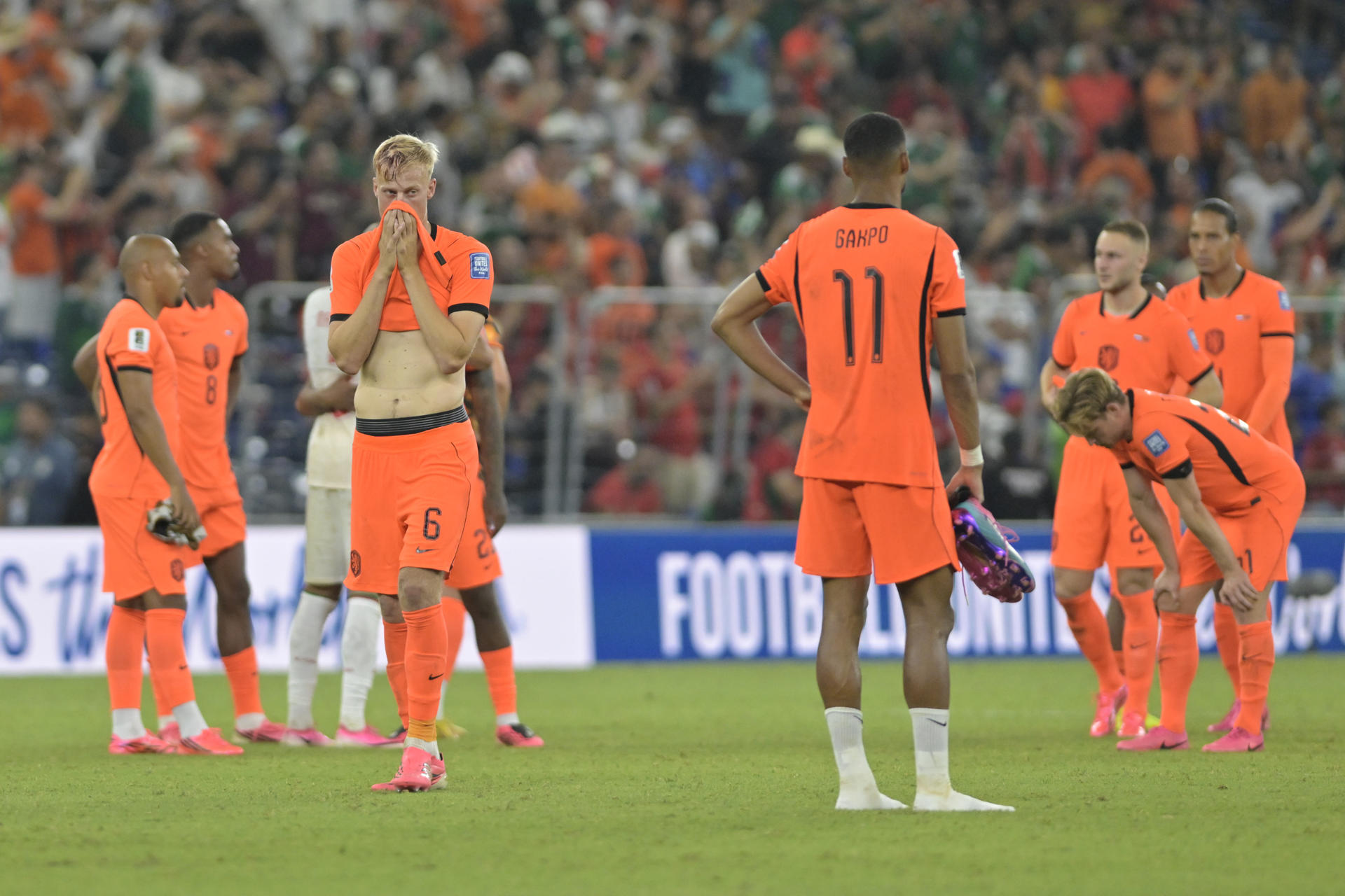 Jugadores de Países Bajos se lamentan tras quedar eliminados del Mundial 2026 a manos de Marruecos en el estadio de Monterrey (México). EFE/Miguel Sierra
