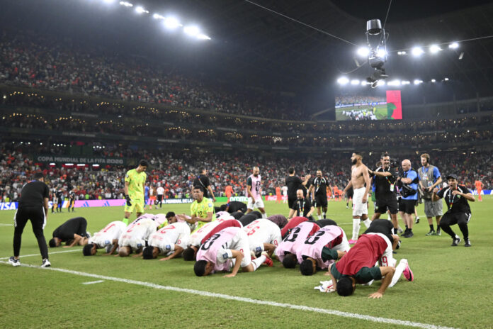 Jugadores de Marruecos reaccionan este lunes en un partido de los dieciseisavos de final del Mundial de la FIFA 2026 ante Países Bajos. EFE/ Miguel Sierra
