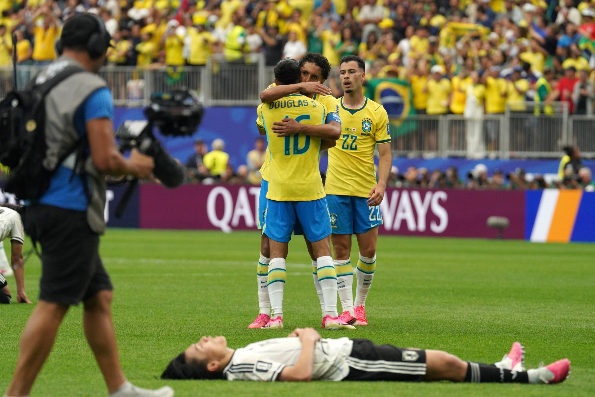 Jugadores de Brasil celebran este lunes al finalizar un partido ante Japón de los dieciseisavos de final del Mundial 2026. EFE/ Kenneth Fernández
