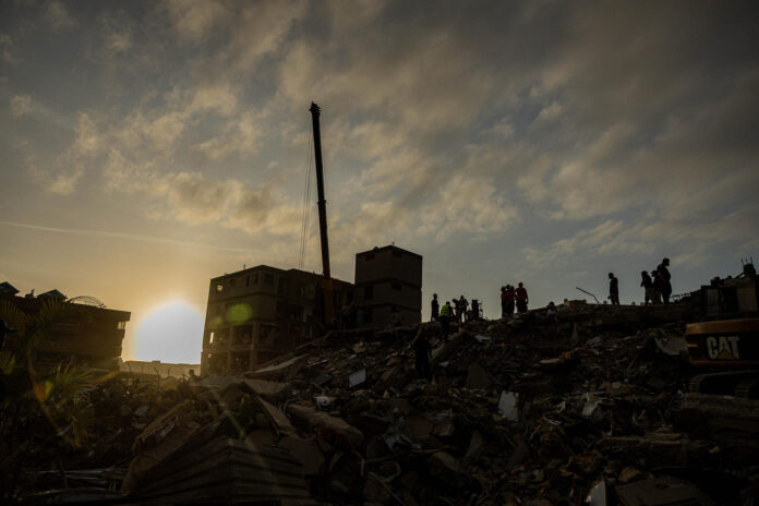 Rescatistas buscan sobrevivientes por el doble terremoto de magnitud 7,2 y 7,5 que sacudieron la zona norte de Venezuela este lunes, en Catia La Mar, estado La Guaira (Venezuela). EFE/ Henry Chirinos
