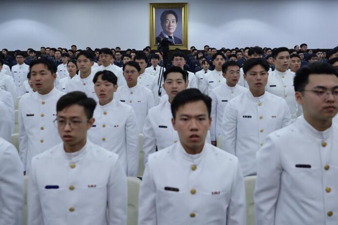 TAIPEI (Taiwan), 30/06/2026.- Cadetes delante del retrato del presidente de Taiwán, Lai Ching-te en Taipéi. EFE/EPA/RITCHIE B. TONGO
