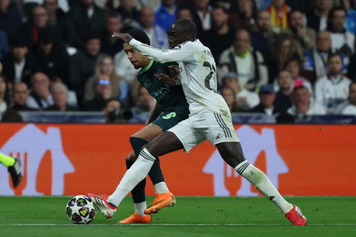 Fotografía del pasado 11 de marzo, en la que puede verse al defensa francés del Real Madrid Ferland Mendy (d), durante un partido. EFE/Kiko Huesca.
