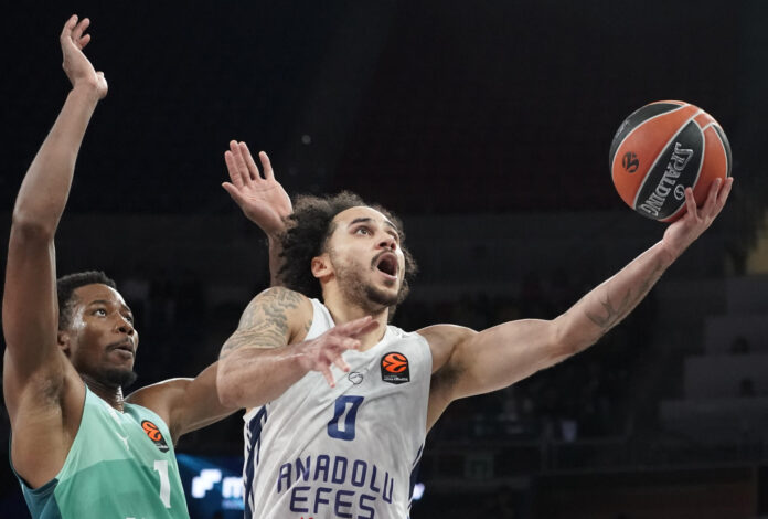 Fotografía del 31 de octubre de 2025 en la que puede verse al base de Anadolu Efes Shane Larkin (d), durante un partido de la Euroliga. EFE / L. Rico.
