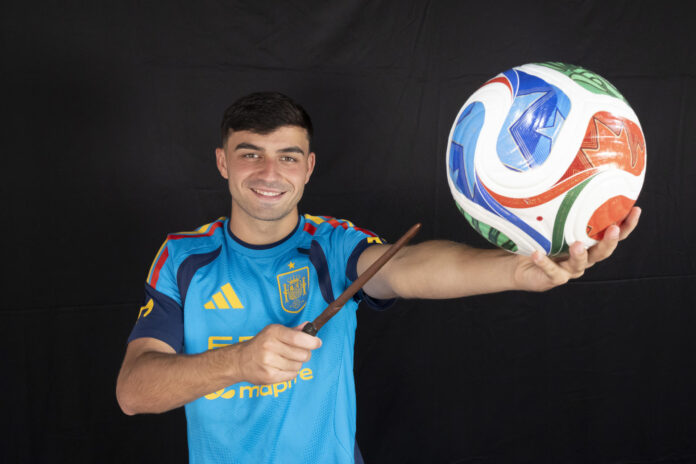 El jugador de la selección española Pedro González López, 'Pedri', posa con una varita mágica de juguete durante una entrevista con Efe en la concentración de la selección española en Chattanooga, (Estados Unidos). EFE/Lavandeira jr
