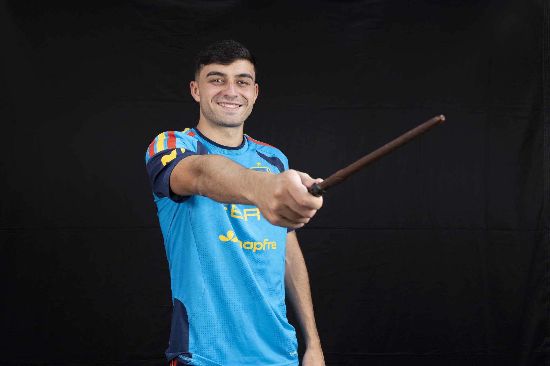 El jugador de la selección española Pedro González López, 'Pedri', posa con una varita mágica de juguete durante una entrevista con Efe en la concentración de la selección española en Chattanooga, (Estados Unidos). EFE/Lavandeira jr
