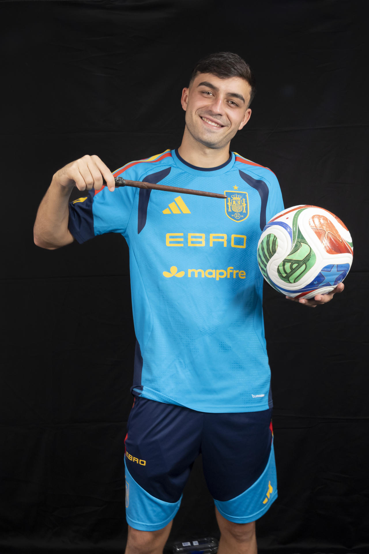 El jugador de la selección española Pedro González López, 'Pedri', posa con una varita mágica de juguete durante una entrevista con Efe en la concentración de la selección española en Chattanooga, (Estados Unidos). EFE/Lavandeira jr
