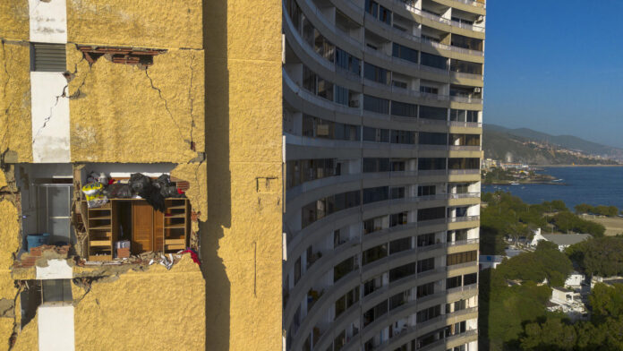 Fotografía de un edificio afectado por los terremotos de magnitud 7,2 y 7,5, este lunes en Macuto estado La Guaira (Venezuela). EFE/ Mauricio Torres
