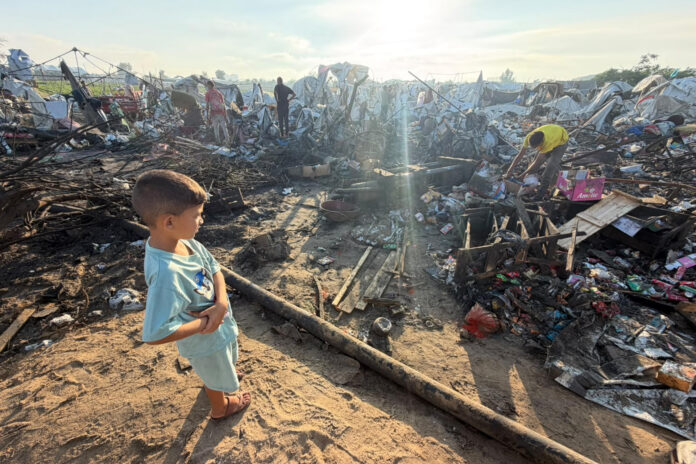 Un niño observa como ha quedado el campamento donde residen desplazados tras un bombardeo en la noche del lunes en Jan Yunis (sur de Gaza) en el que murieron una bebé de un año y a su madre y destruyó al menos un centenar de tiendas de campaña, indicó este martes el servicio de emergencias gazatí de Defensa Civil. EFE/
