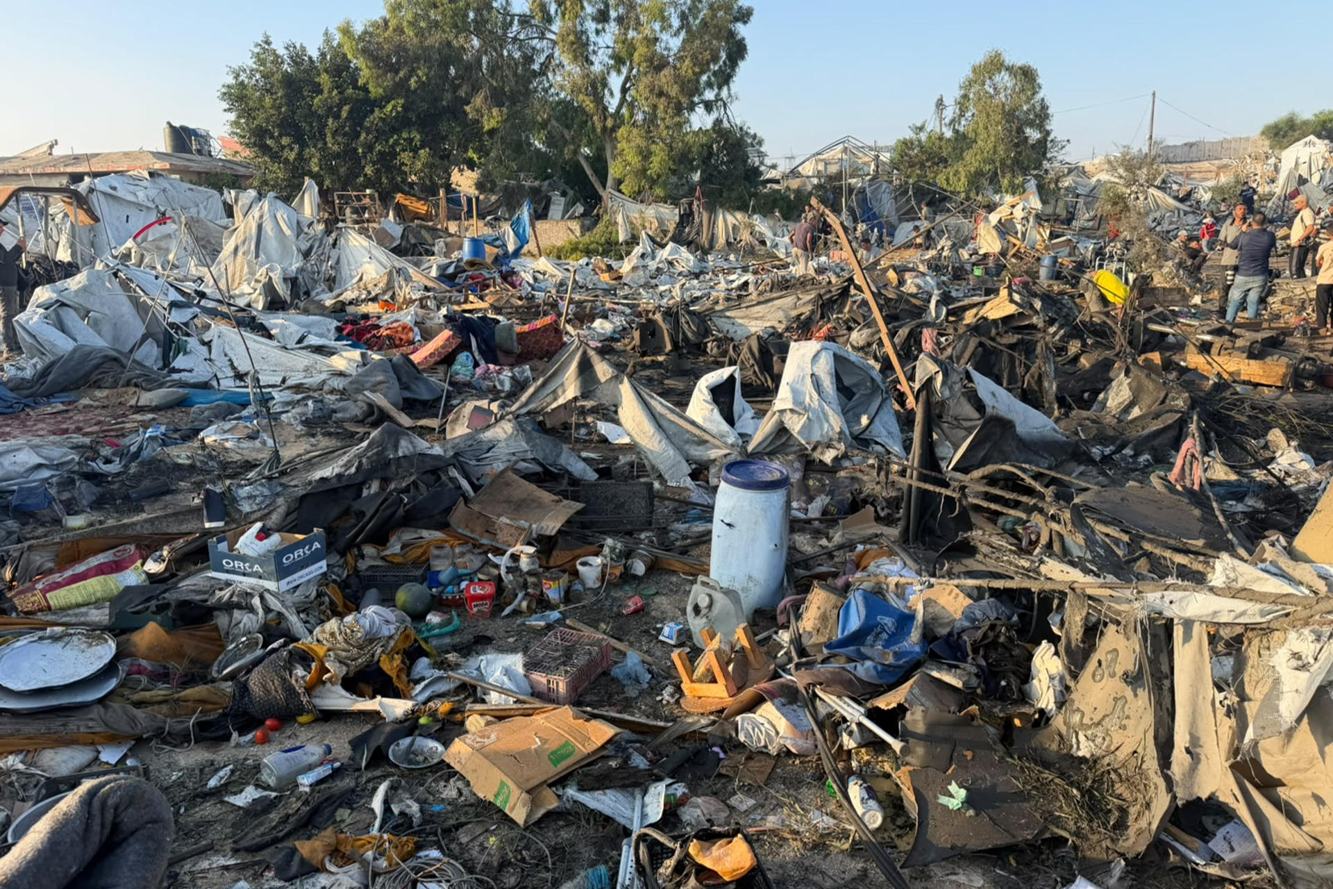 Restos del campamento donde residen desplazados tras un bombardeo en la noche del lunes en Jan Yunis (sur de Gaza) en el que murieron una bebé de un año y a su madre y destruyó al menos un centenar de tiendas de campaña, indicó este martes el servicio de emergencias gazatí de Defensa Civil. EFE/
