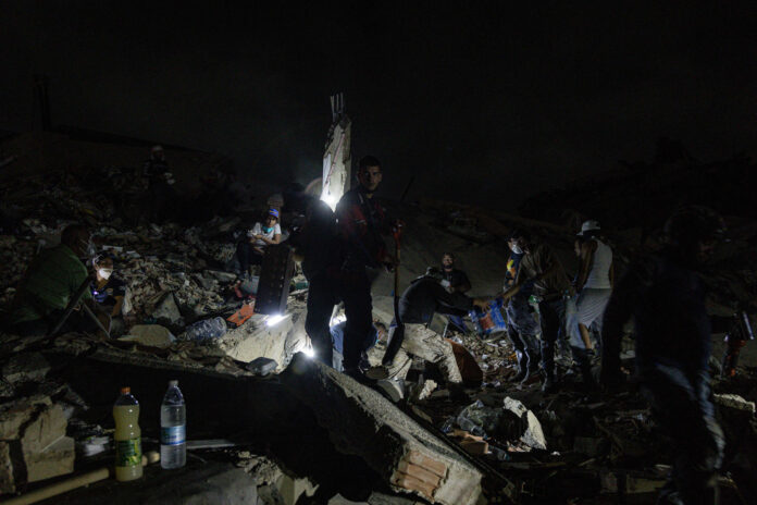 Rescatistas buscan sobrevivientes por el doble terremoto de magnitud 7,2 y 7,5 que sacudieron la zona norte de Venezuela este lunes, en Catia La Mar, estado La Guaira (Venezuela). EFE/ Henry Chirinos
