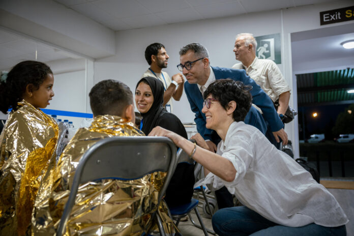 Las ministras españolas de Inclusión, Seguridad Social y Migraciones, Elma Saiz, y de Sanidad, Mónica García, visitan a los 20 niños gazatíes enfermos y a sus familiares que el Gobierno de España evacuó para ser atendidos en hospitales del  país. EFE/Mº de Inclusión /SOLO USO EDITORIAL/SOLO DISPONIBLE PARA ILUSTRAR LA NOTICIA QUE ACOMPAÑA (CRÉDITO OBLIGATORIO)
