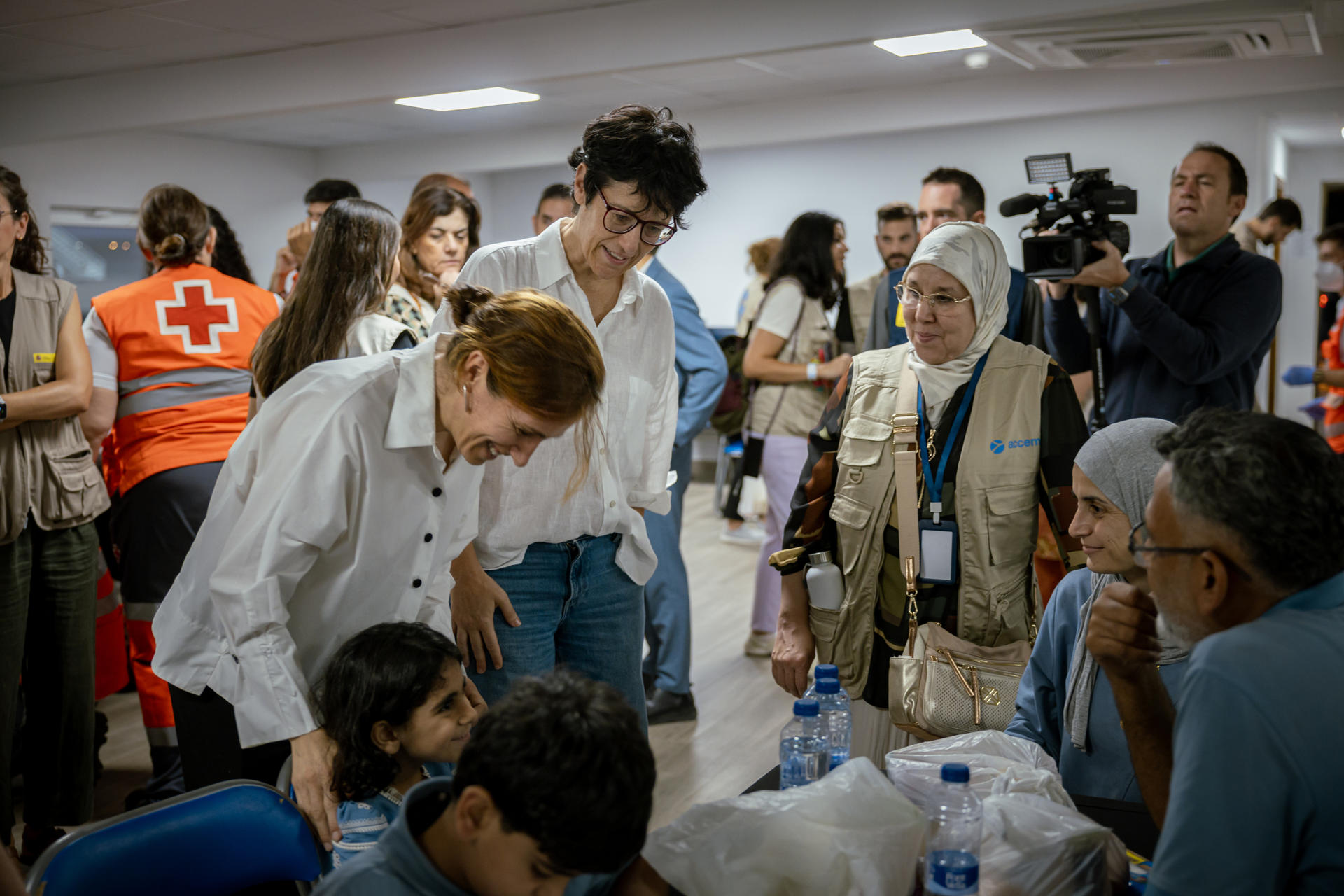 Las ministras españolas de Inclusión, Seguridad Social y Migraciones, Elma Saiz, y de Sanidad, Mónica García, visitan a los 20 niños gazatíes enfermos y a sus familiares que el Gobierno de España evacuó para ser atendidos en hospitales del país. EFE/Mº de Inclusión /SOLO USO EDITORIAL/SOLO DISPONIBLE PARA ILUSTRAR LA NOTICIA QUE ACOMPAÑA (CRÉDITO OBLIGATORIO)
