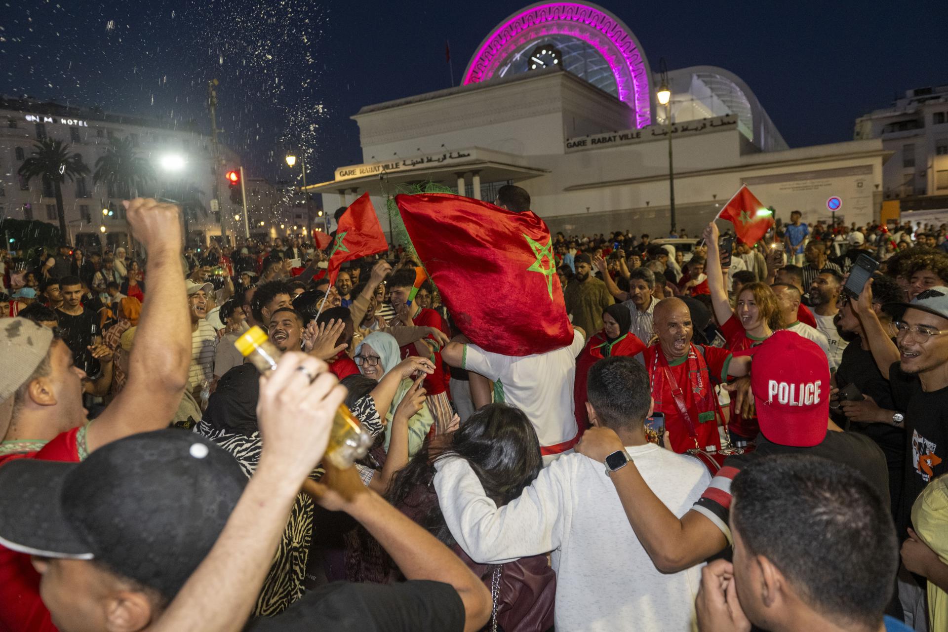 Cientos de personas salieron a las calles de Rabat a celebrar la clasificación de Marruecos frente a los Países Bajos después de seguir un partido que mantuvo despierto al país hasta la madrugada. EFE/EPA/JALAL MORCHIDI
