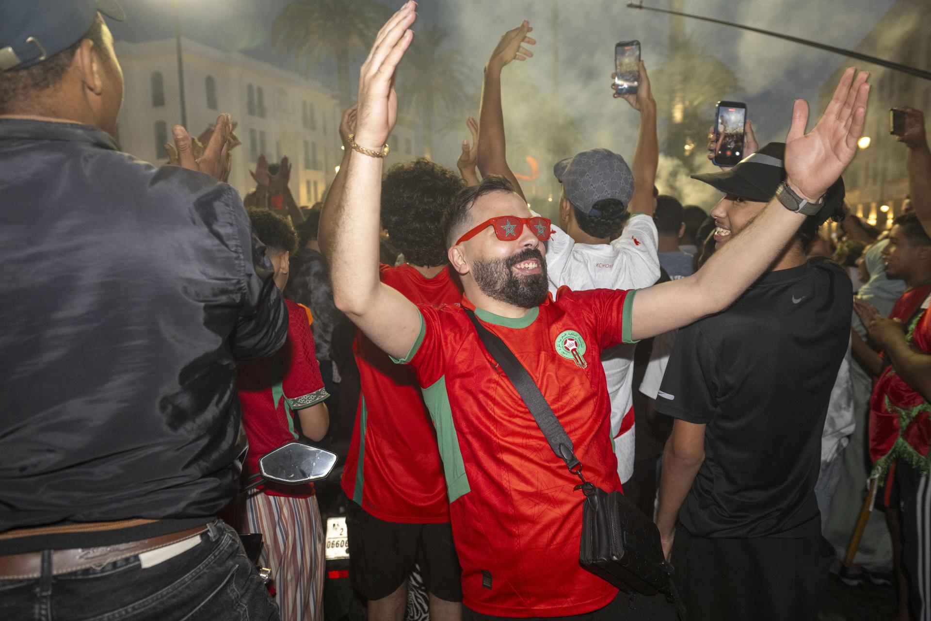 Cientos de personas salieron a las calles de Rabat a celebrar la clasificación de Marruecos frente a los Países Bajos después de seguir un partido que mantuvo despierto al país hasta la madrugada. EFE/EPA/JALAL MORCHIDI

