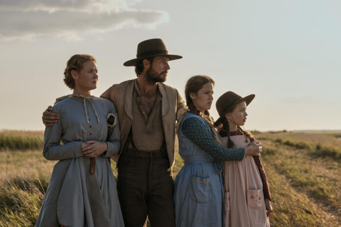 Nueva adaptación de las memorias de Laura Ingalls Wilder. Alice Halsey (R) encarna a la joven Laura en este relato épico de supervivencia y drama familiar que narra los orígenes del Oeste americano a través de la vida de los Ingalls. Un buen drama repleto de esperanza y supervivencia. Junto a Halsey, los actores Crosby Fitzgerald como Caroline Ingalls, Luke Bracey es Charles Ingalls y Skywalker Hughes es Mary Ingalls (L-2R). EFE/Eric Zachanowich/ Netflix //SOLO USO EDITORIAL/SOLO DISPONIBLE PARA ILUSTRAR LA NOTICIA QUE ACOMPAÑA (CRÉDITO OBLIGATORIO)

