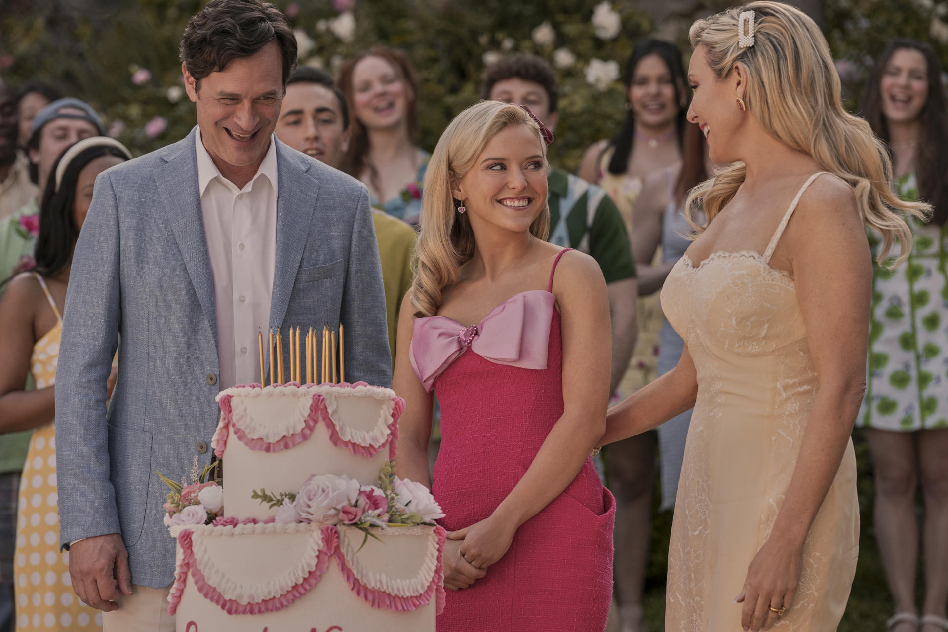 'Elle' es la precuela que cuenta los años de instituto de Elle Woods, protagonista de 'Legally Blonde'. Lexi Minetree asume el papel principal en esta serie juvenil que llega para explicar las experiencias que la convirtieron en este personaje icónico salido de la pluma de Amanda Brown. En la imagen Tom Everett Scott, Lexi Minetree y June Diane Raphael (L-R). EFE/ Amazon Content Services /Jessica Brooks // SOLO USO EDITORIAL/SOLO DISPONIBLE PARA ILUSTRAR LA NOTICIA QUE ACOMPAÑA (CRÉDITO OBLIGATORIO)
