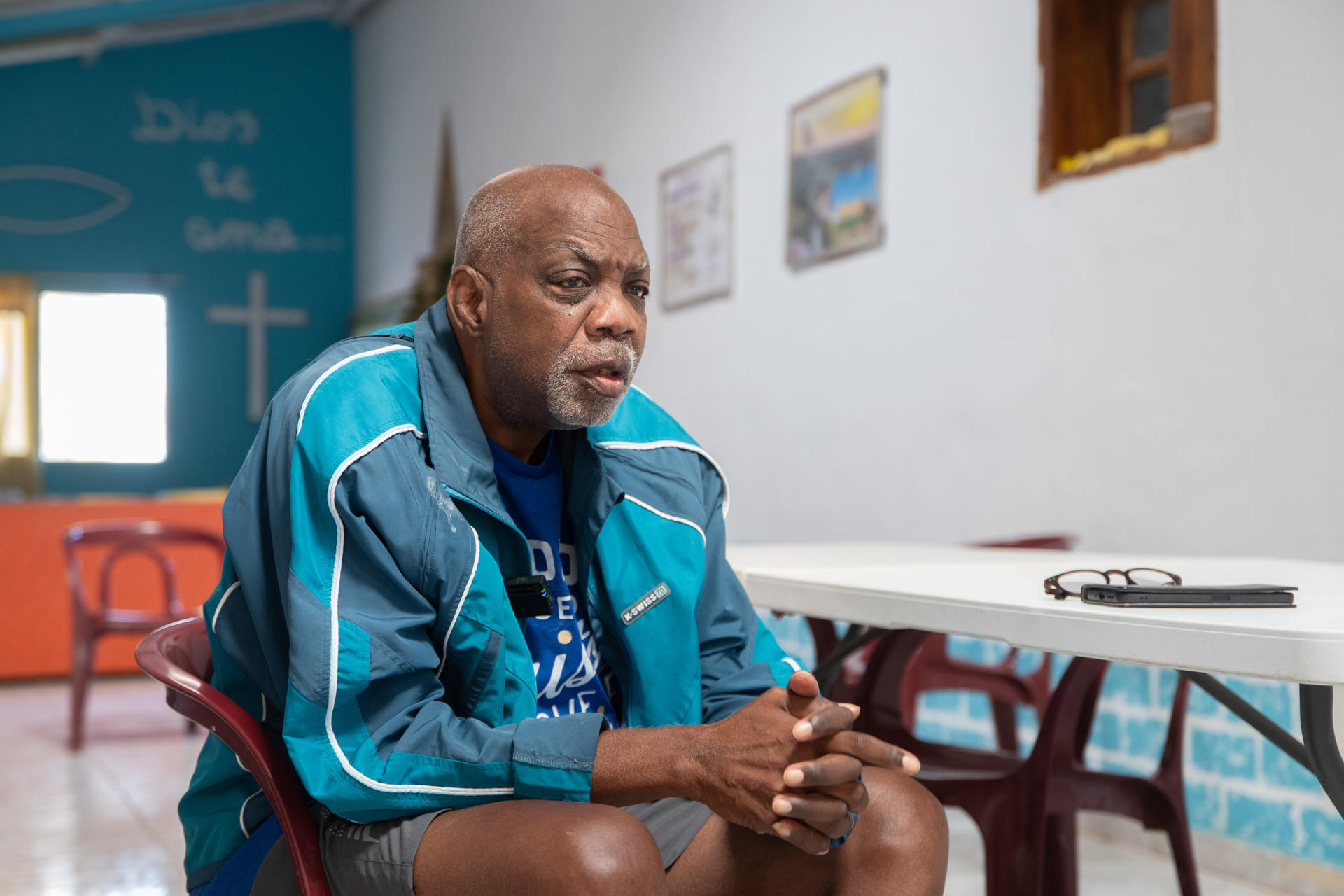 El cubano Reinaldo Flores, veinte años viviendo de manera irregular en España,  se agarra a la regularización extraordinaria del Gobierno, con la que espera salir de los márgenes y acceder a la prestación que necesita, tras haber sufrido un ictus. EFE/ Carlos De Saá
