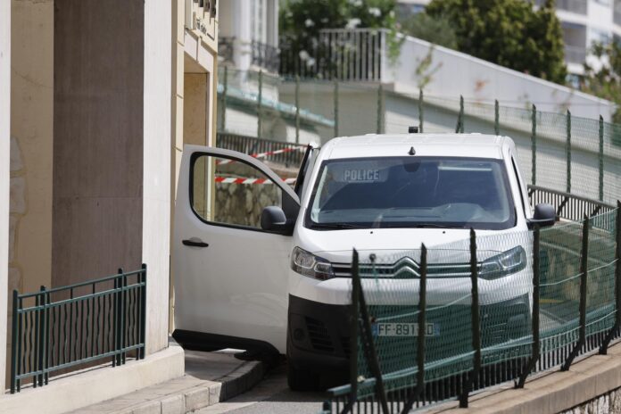 Agentes de policía de Mónaco aseguran la zona cerca de un edificio residencial donde se produjo una explosión en Mónaco el 30 de junio de 2026, tras una supuesta explosión de un paquete bomba la noche anterior que dejó herido al empresario de origen ucraniano Vadym Yermolaiev y a otras dos personas. La policía registró Mónaco y zonas cercanas de Francia en busca de un sospechoso visto dejando una bolsa o paquete en el vestíbulo del edificio. (Francia) EFE/EPA/SEBASTIEN NOGIER
