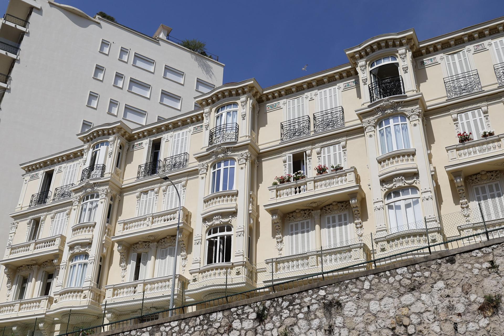 Agentes de policía de Mónaco aseguran la zona cerca de un edificio residencial donde se produjo una explosión en Mónaco el 30 de junio de 2026, tras una supuesta explosión de un paquete bomba la noche anterior que dejó herido al empresario de origen ucraniano Vadym Yermolaiev y a otras dos personas. La policía registró Mónaco y zonas cercanas de Francia en busca de un sospechoso visto dejando una bolsa o paquete en el vestíbulo del edificio. (Francia) EFE/EPA/SEBASTIEN NOGIER
