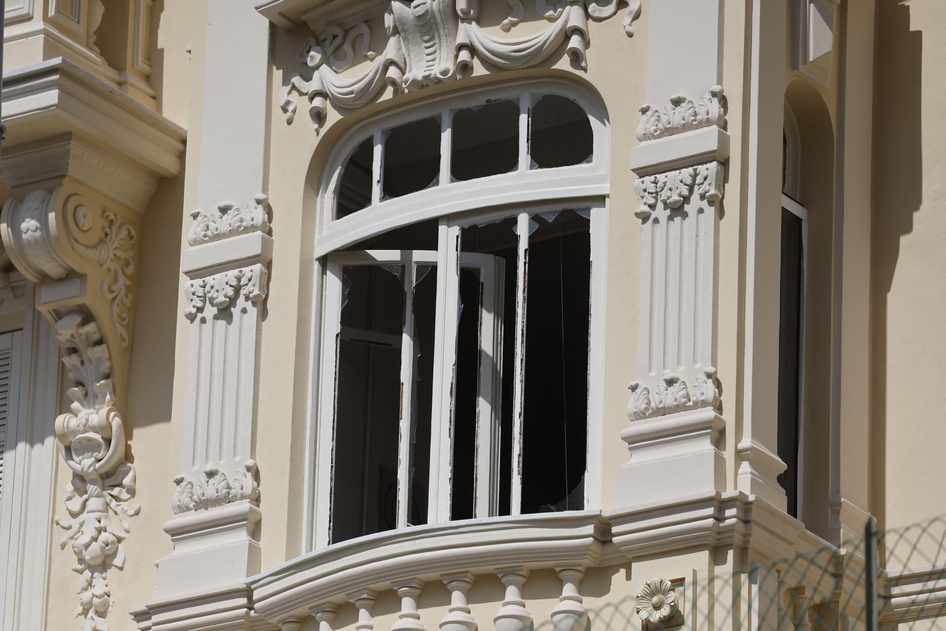 Agentes de policía de Mónaco aseguran la zona cerca de un edificio residencial donde se produjo una explosión en Mónaco el 30 de junio de 2026, tras una supuesta explosión de un paquete bomba la noche anterior que dejó herido al empresario de origen ucraniano Vadym Yermolaiev y a otras dos personas. La policía registró Mónaco y zonas cercanas de Francia en busca de un sospechoso visto dejando una bolsa o paquete en el vestíbulo del edificio. (Francia) EFE/EPA/SEBASTIEN NOGIER
