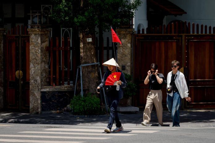 (Archivo) HANOI (Vietnam), 23/06/2026.- Personas caminan en una calle de Hanoi, Vietnam. EFE/EPA/LUONG THAI LINH
