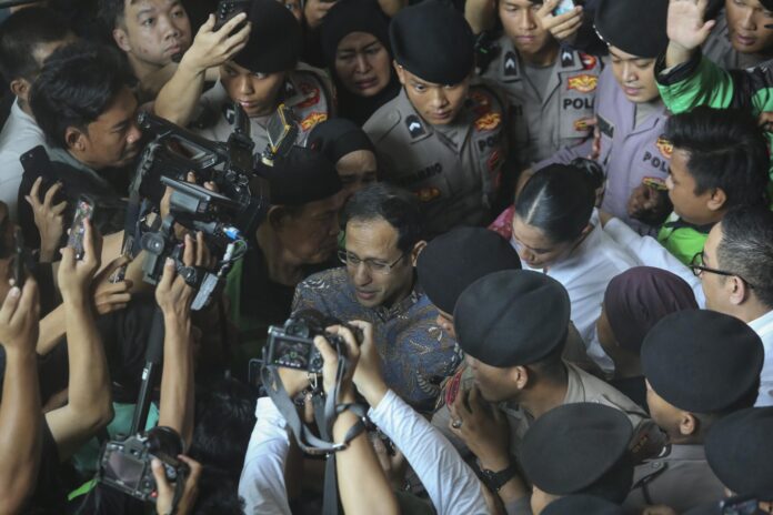 YAKARTA (Indonesia), 30/06/2026.- Nadiem Makarim, exministro de Educación de Indonesia y cofundador de la aplicación de transporte Gojek, habla con los medios y sus seguidores tras la audiencia del veredicto en el Tribunal de Delitos de Corrupción de Indonesia en Yakarta, por el que fue condenado a 10 años de prisión tras ser declarado culpable en un caso de corrupción vinculado al programa de digitalización de la educación. EFE/EPA/AGOES RUDIANTO
