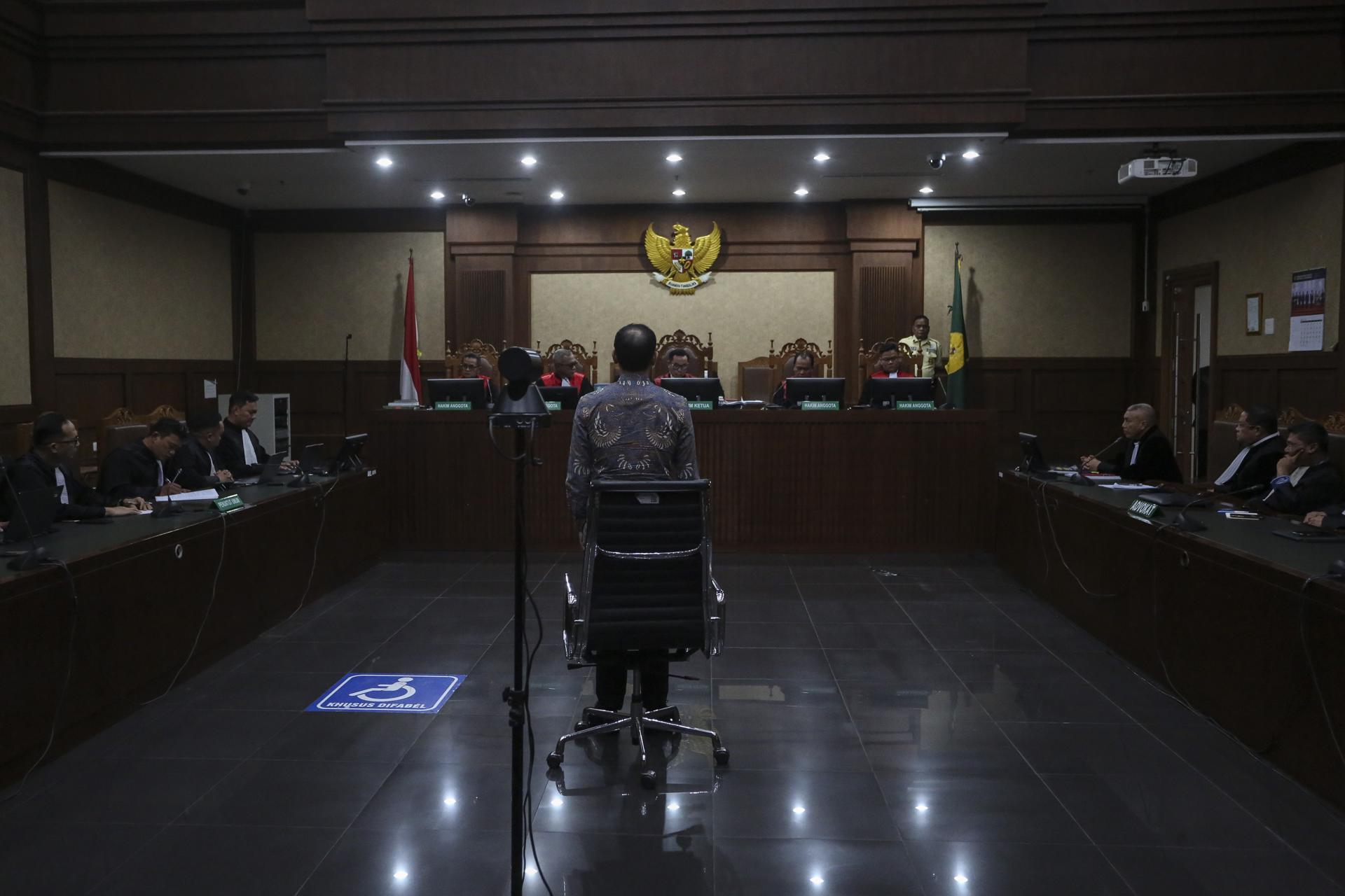 YAKARTA (Indonesia), 30/06/2026.- Nadiem Makarim, exministro de Educación de Indonesia y cofundador de la aplicación de transporte Gojek, permanece de pie mientras escucha al juez dictar el veredicto durante su juicio en el Tribunal Indonesio para Delitos de Corrupción en Yakarta. El juez lo condenó a 10 años de prisión haber sido declarado culpable en un caso de corrupción vinculado al programa de digitalización de la educación, que implicaba la adquisición de computadoras portátiles Chromebook y sistemas Chrome Device Management (CDM) en el Ministerio de Educación. EFE/EPA/AGOES RUDIANTO
