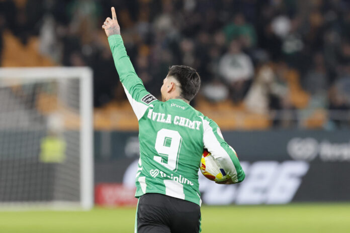 Fotografía del pasado 14 de enero, en la que puede verse al delantero argentino del Betis Chimy Ávila, durante un partido. EFE/ José Manuel Vidal.
