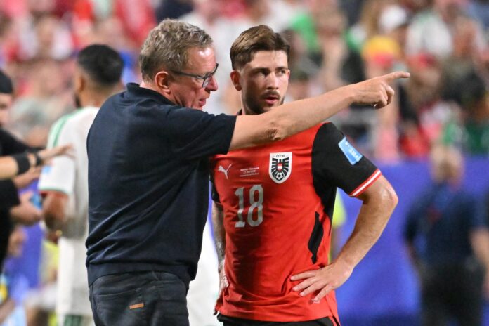 Fotografía del pasado 27 de junio, en la que puede verse al seleccionador de Austria, Ralf Rangnick (i), dando instrucciones al futbolista Romano Schmid durante un partido del Mundial de Estados Unidos, México y Canadá. EFE/ AMY KONTRAS
