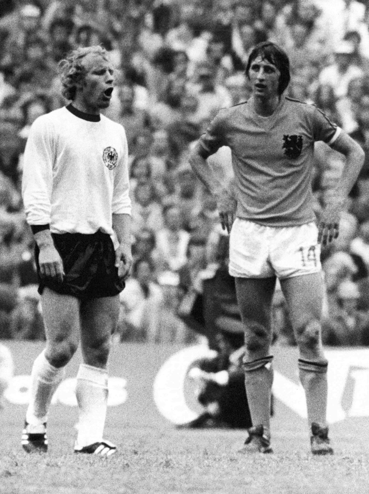 El delantero holandés Johan Cruyff (d) y el defensa alemán Bertie Vogts (i), durante la final del Mundial de 1974 que enfrentó a las selecciones de Alemania Federal y Holanda en el Estadio Olympia de Múnich. keystone/archivo/EFE
