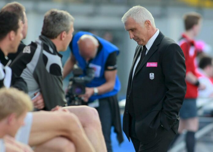 Fotografía del 4 de abril de 2009, en la que puede verse al exfutbolista austríaco Hans Krankl, durante su etapa como entrenador del Linz. EFE/RUDOLF BRANDSTAETTER
