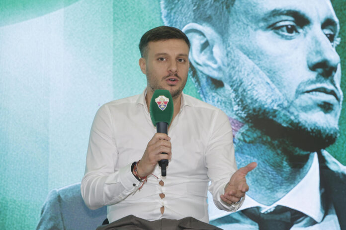 Fotografía del pasado 18 de junio, en la que puede verse al nuevo entrenador del Elche CF, el argentino Martín Anselmi, durante su presentación. EFE/Morell
