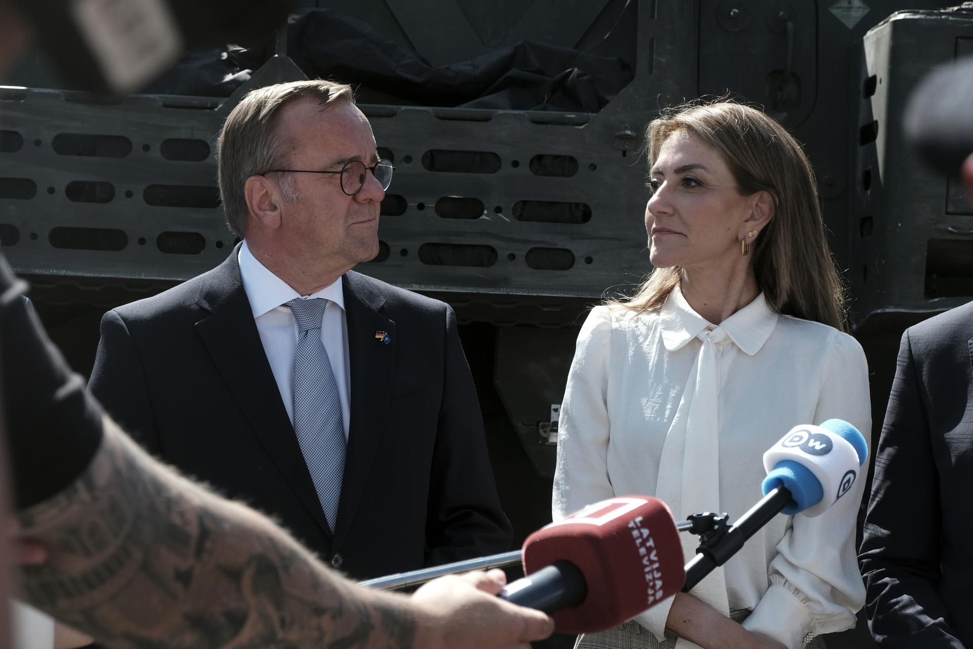 La ministra de Defensa de Países Bajos, Dilan Yesilgoz-Zegerius (C), y el ministro de Defensa de Alemania, Boris Pistorius (C), hablan ante los medios durante una ceremonia militar en la ciudad fronteriza estonio-letona de Valga/Valka, el 30 de junio de 2026. Durante la ceremonia, el 1 Cuerpo Germano-Neerlandés (1GNC), con sede en Munster, asumió la responsabilidad del mando táctico de las operaciones terrestres en Estonia y Letonia. El Cuerpo Multinacional Noreste (MNC NE) transfirió la responsabilidad del área al Cuerpo Germano-Neerlandés bajo un nuevo acuerdo de mando que entra en vigor el 1 de julio de 2026. (Letonia) EFE/EPA/VALDA KALNINA
