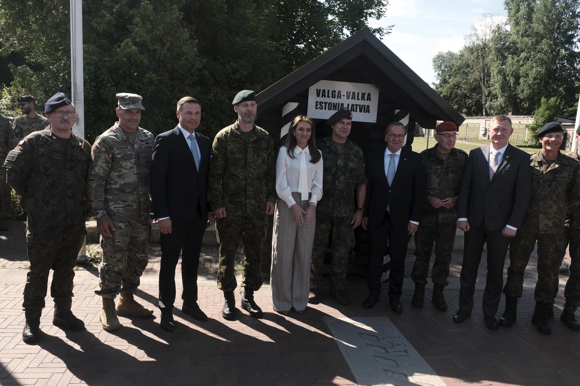 La ministra de Defensa de Países Bajos, Dilan Yesilgoz-Zegerius (C), y el ministro de Defensa de Alemania, Boris Pistorius (C), hablan ante los medios durante una ceremonia militar en la ciudad fronteriza estonio-letona de Valga/Valka, el 30 de junio de 2026. Durante la ceremonia, el 1 Cuerpo Germano-Neerlandés (1GNC), con sede en Munster, asumió la responsabilidad del mando táctico de las operaciones terrestres en Estonia y Letonia. El Cuerpo Multinacional Noreste (MNC NE) transfirió la responsabilidad del área al Cuerpo Germano-Neerlandés bajo un nuevo acuerdo de mando que entra en vigor el 1 de julio de 2026. (Letonia) EFE/EPA/VALDA KALNINA
