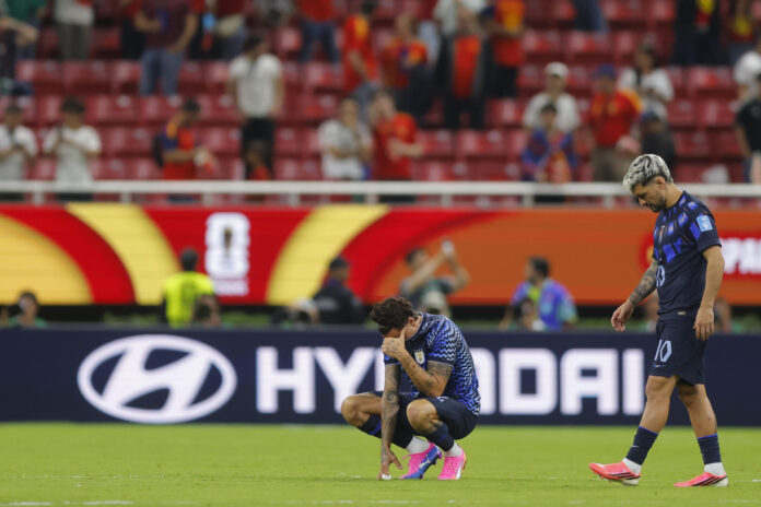 Fotografía del 26 de junio de 2026 en la que se observa a los jugadores de Uruguay al lamentarse al finalizar un partido del grupo H del Mundial de la FIFA 2026 entre Uruguay y España en el estadio Akron en Guadalajara (México). EFE/ Francisco Guasco
