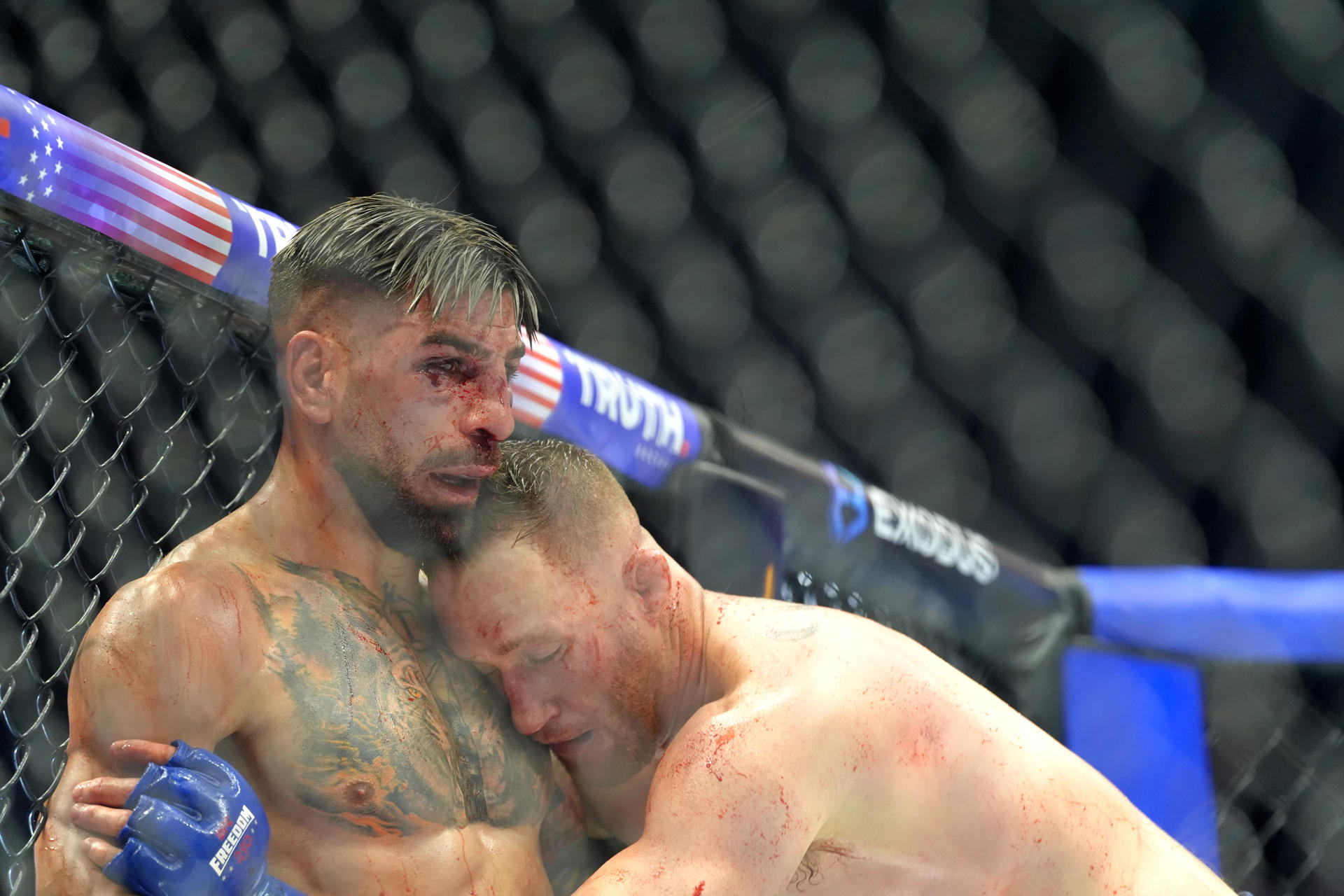 USA1677. WASHINGTON (DC, EEUU), 14/06/2026.- El hispano-georgiano Ilia Topuria (i) intenta despejarse del estadounidense Justin Gaethje (d), durante su combate de la UFC este domingo en la Casa Blanca en Washington (EE.UU.). EFE/Octavio Guzmán /CONTENIDO GRÁFICO EXPLÍCITO/
