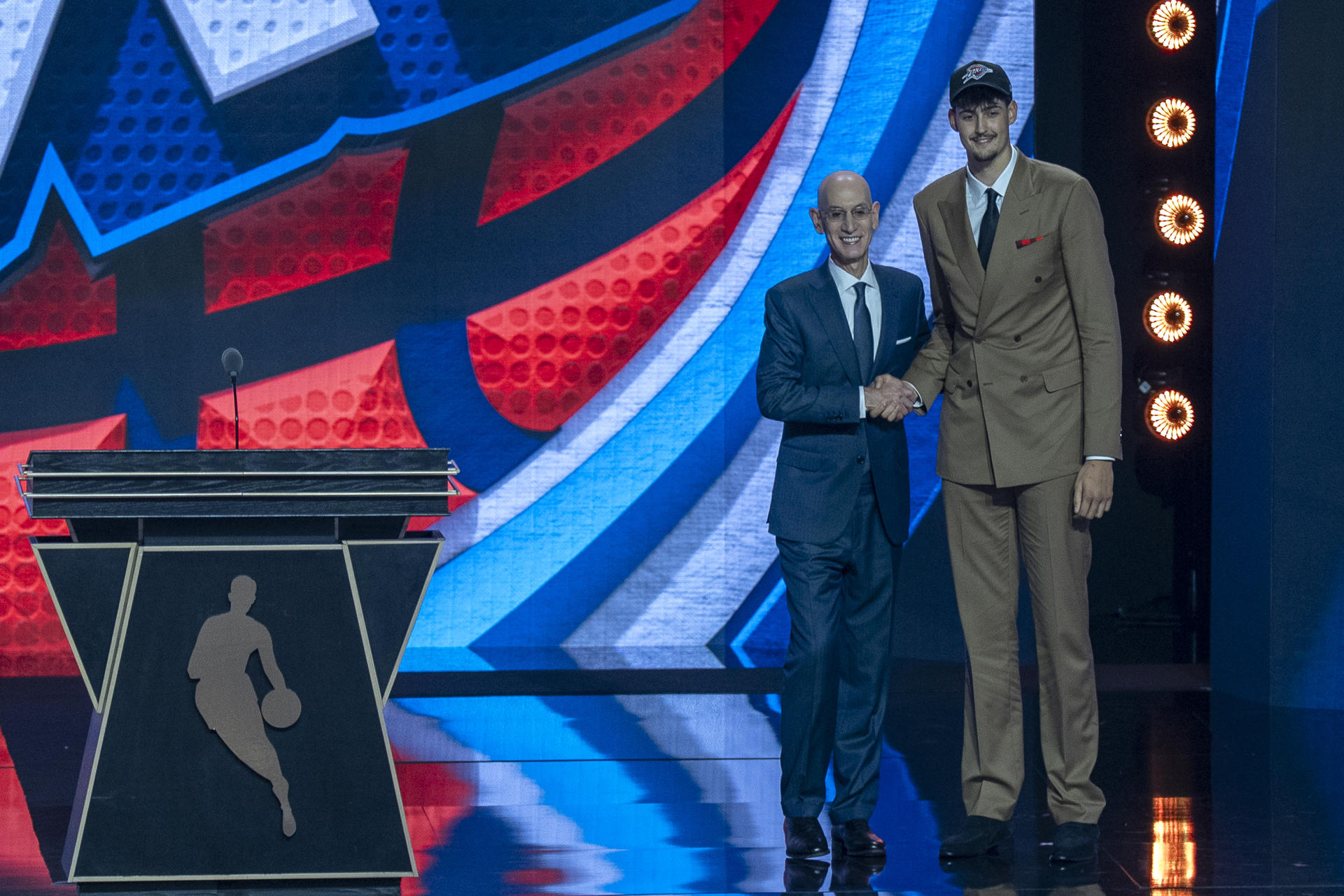 El español  Aday Mara (d) posa junto al comisionado de la NBA, Adam Silver, durante el draft de la NBA en Nueva York (Estados Unidos). EFE/Ángel Colmenares
