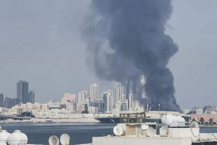 Vista de una columna de humo en Baréin tras un ataque de lLa Guardia Revolucionaria contra bases estadounidenses situadas en Baréin, Catar y Emiratos Árabes como represalia por los bombardeos de Estados Unidos e Israel. EFE
