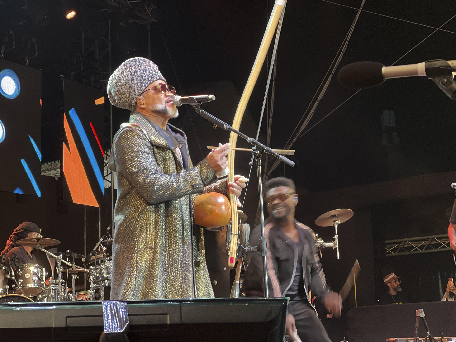 Fotografía del pasado día 27 de junio del músico brasileño Carlinhos Brown, durante su actuación en la 27ª edición del Festival de la Música Gnaoua de Essaouira (Marruecos). EFE/ Mohamed Siali

