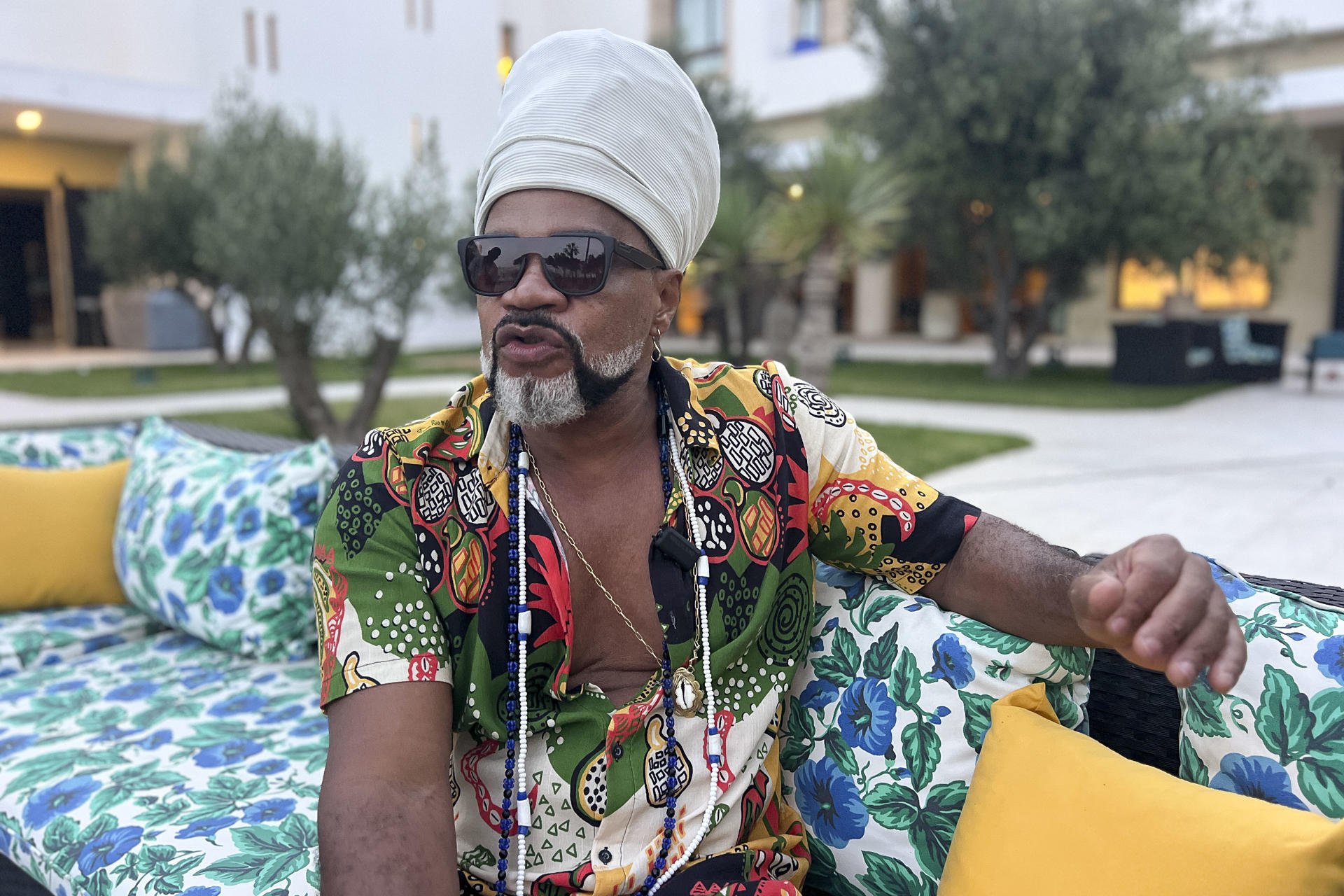- Fotografía del pasado día 27 de junio del músico brasileño Carlinhos Brown, quien reivindicó la importancia de la "inteligencia ancestral" en el arte como base para que la tecnología, incluida la inteligencia artificial, no olvide las raíces culturales, y confesó su deseo de regresar a España para exhibir su "madurez" musical, en una entrevista con EFE tras participar en la 27ª edición del Festival de la Música Gnaoua de Essaouira. EFE/ Mohamed Siali
