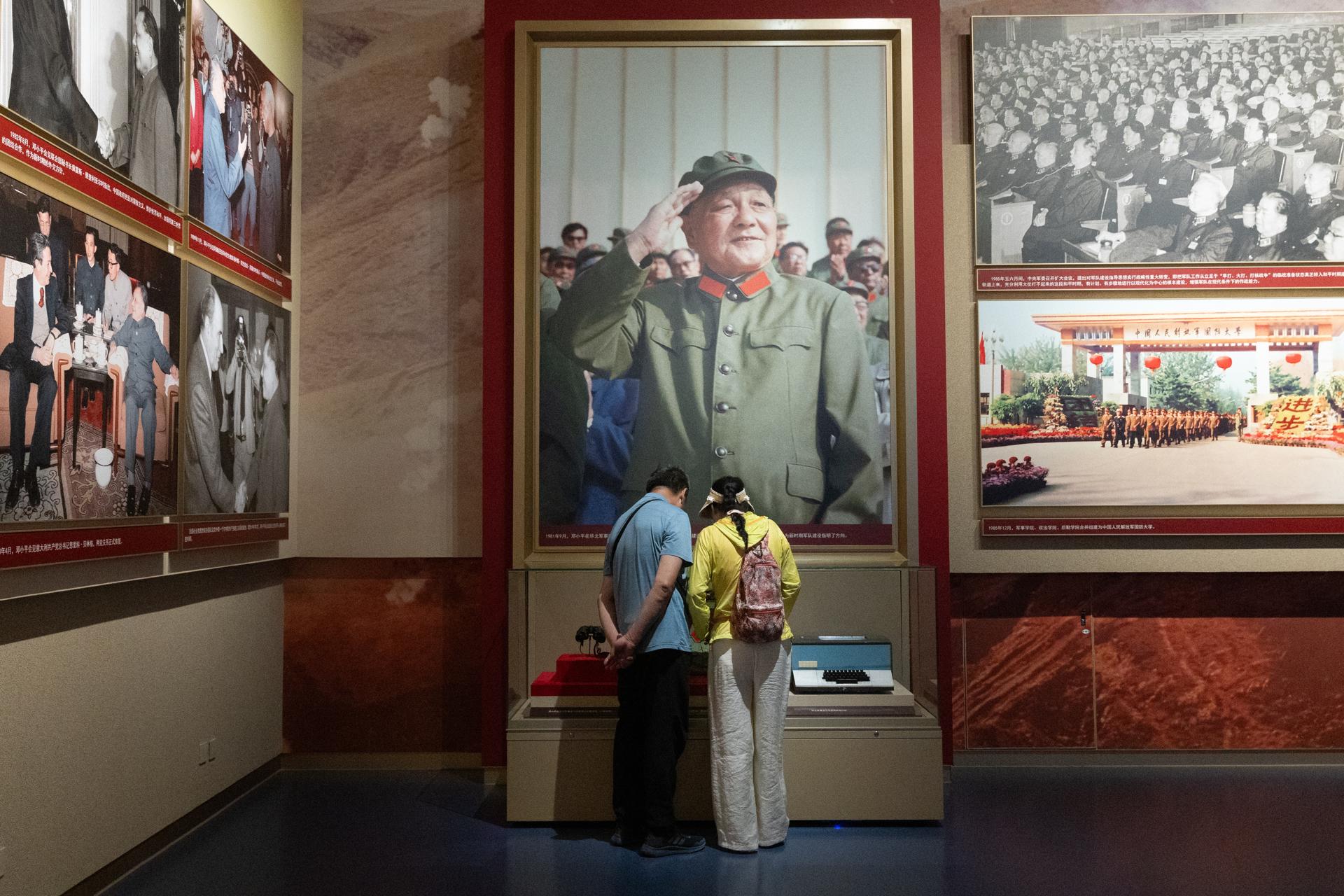 BEIJING (China), 30/06/2026.- Personas visitan el Museo del Partido Comunista de China en Pekín. EFE/EPA/JESSICA LEE
