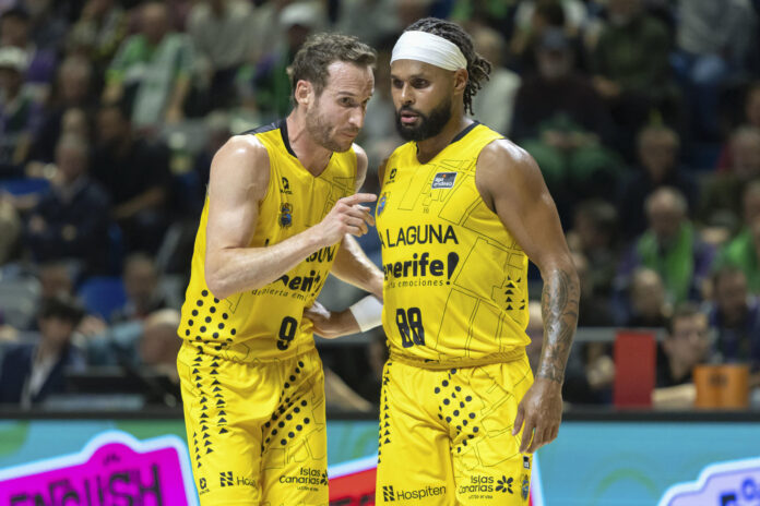 Fotografía del pasado 21 de marzo, en la que puede verse al base de La Laguna Marcelinho Huertas (i) junto a Patty Mills, durante un partido. EFE/ Álvaro Cabrera
