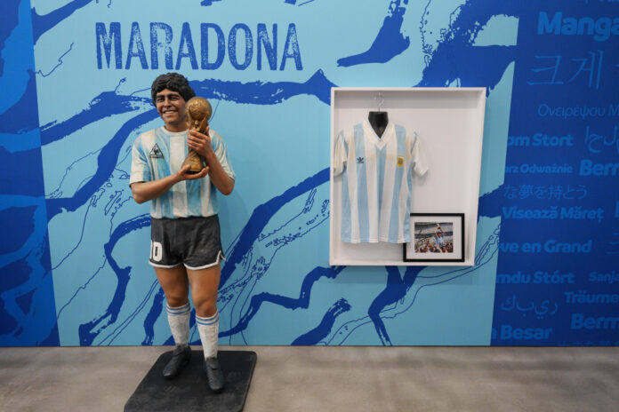 Fotografía del 16 de junio de 2026 que muestra una estatua de Diego Maradona en una exposición de Conmebol en Miami (EE.UU.). EFE/Alberto Boal
