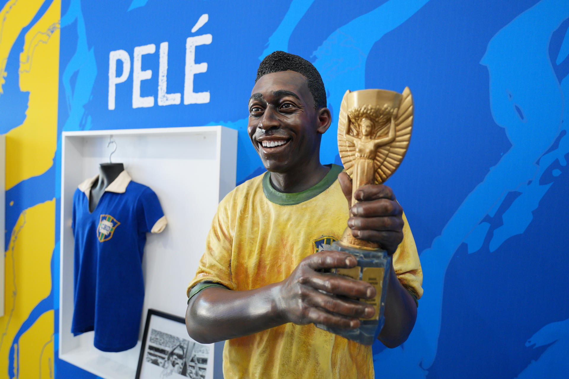 Fotografía del 16 de junio de 2026 que muestra una estatua de Edson Arantes do Nascimento 'Pelé' en una exposición de Conmebol en Miami (EE.UU.). EFE/Alberto Boal
