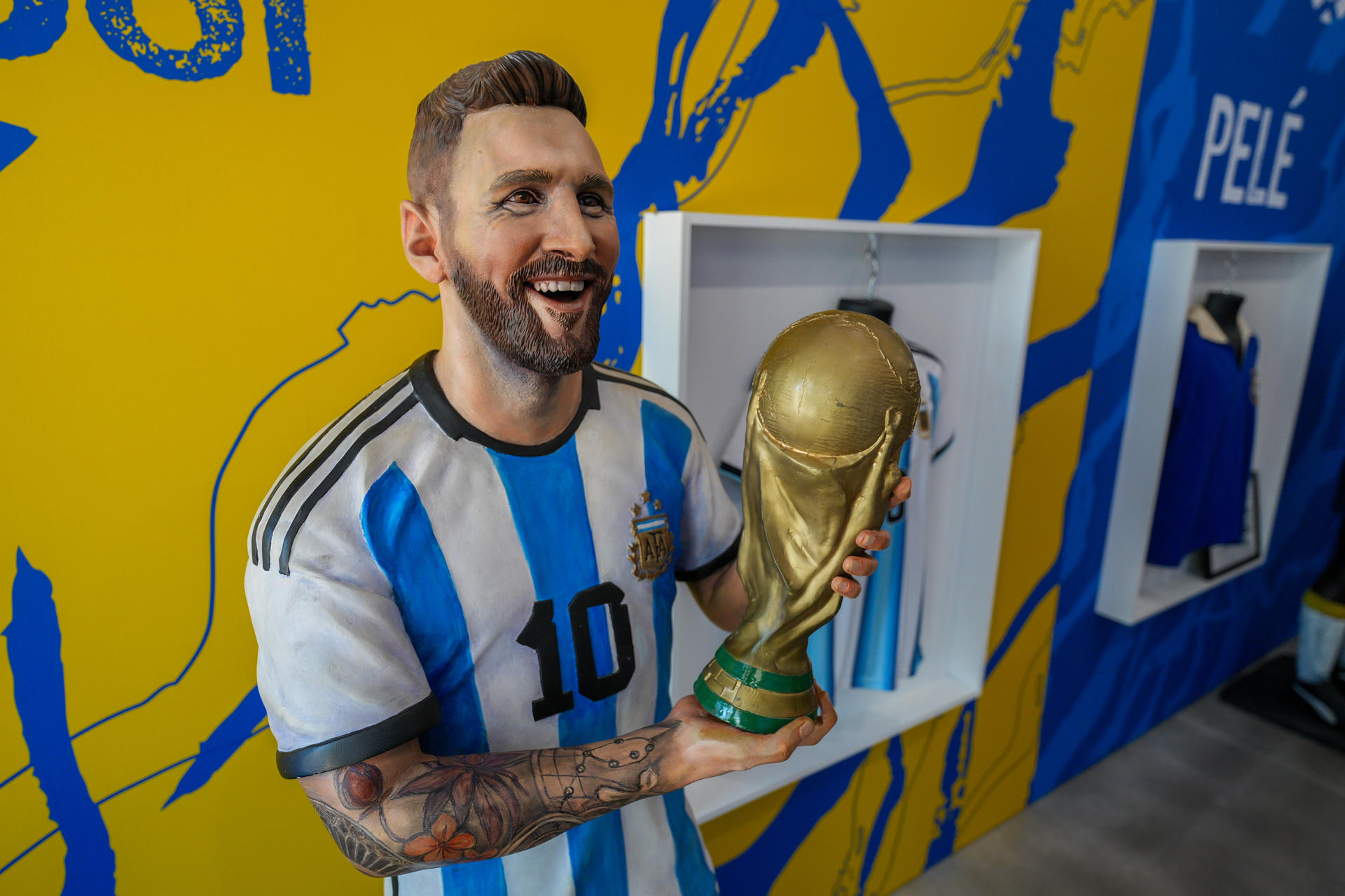 Fotografía del 16 de junio de 2026 que muestra una estatua del futbolista de Argentina Lionel Messi en una exposición de Conmebol en Miami (EE.UU.). EFE/Alberto Boal
