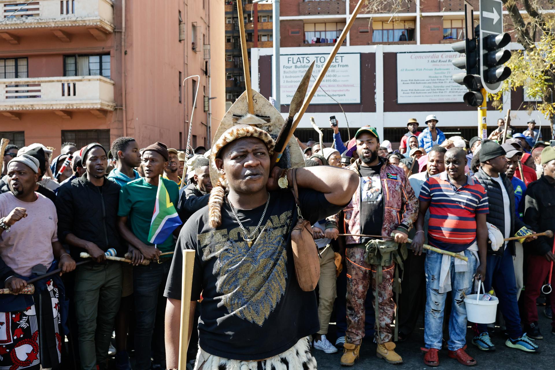 Miembros de la comunidad zulú participan en una manifestación contra los inmigrantes indocumentados durante una jornada de movilizaciones del movimiento nacional antiinmigración en Johannesburgo (Sudáfrica) este 30 de junio de 2026. Se han convocado marchas en todo el país, en las que numerosas organizaciones agrupadas bajo el paraguas del movimiento 'March and March' saldrán a las calles de las principales ciudades para protestar por el elevado número de inmigrantes, tanto con situación regular como irregular, que viven en Sudáfrica. Aunque los manifestantes lanzaron un ultimátum exigiendo que los extranjeros abandonaran Sudáfrica antes del 30 de junio, el Gobierno sudafricano rechazó expresamente la convocatoria y declaró el 30 de junio como un día laborable normal. EFE/EPA/KIM LUDBROOK
