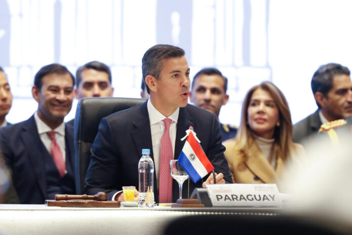 El presidente de Paraguay, Santiago Peña (c), habla durante la 68 Cumbre de Presidentes del Mercosur este martes, en Luque (Paraguay). EFE/ Juan Pablo Pino
