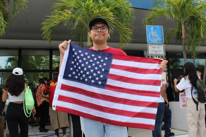 Daniel Mendoza, estadounidense nieto de mexicanos y activista de los Socialistas Democráticos de América (DSA), posa durante una entrevista con EFE el 25 de junio de 2026, en Miami (Estados Unidos). EFE/Pedro Pablo Cortés
