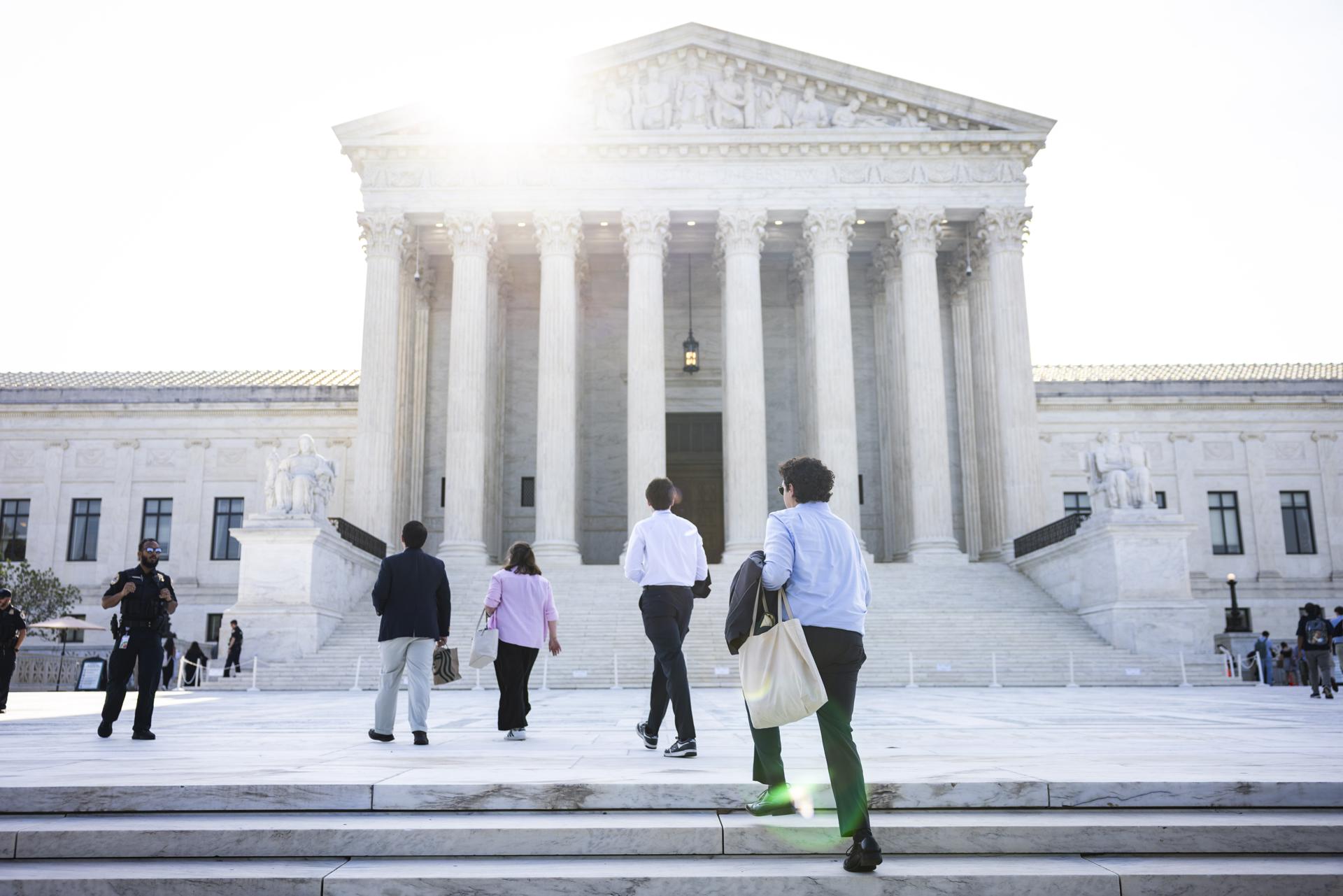 Visitantes ingresan al Supremo de EE.UU. en Washington (EE.UU.). . EFE/EPA/JIM LO SCALZO
